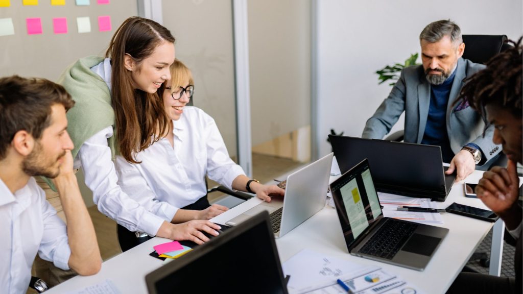 Réunion d'équipe de brainstorming dans une PME pour développer une stratégie de présence en ligne