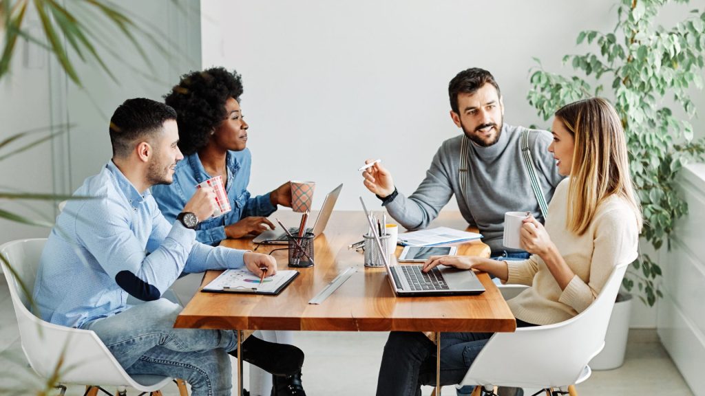 Réunion collaborative visant à définir la voix de marque avant d’utiliser l’IA pour la création de contenu.