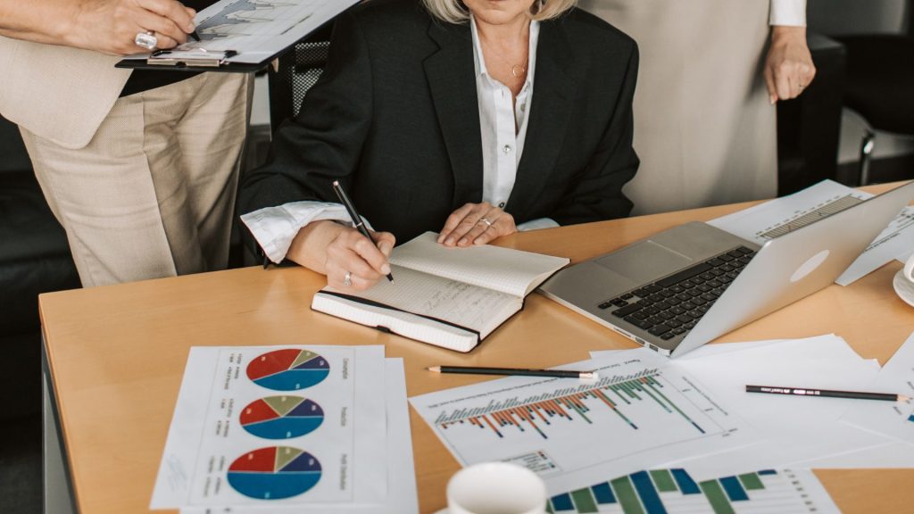 Une équipe réunit autour d’un écran analyse des graphiques et des statistiques de réseaux sociaux afin d’ajuster sa stratégie numérique.