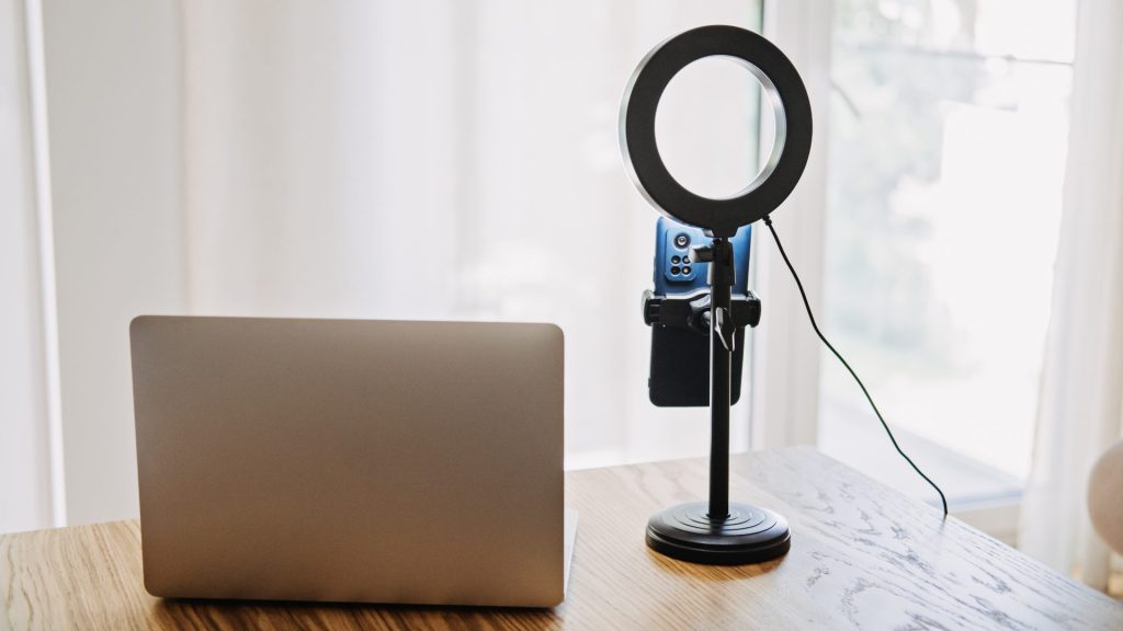 Setup de création de contenu multiformat pour recycler ses publications sur les réseaux sociaux